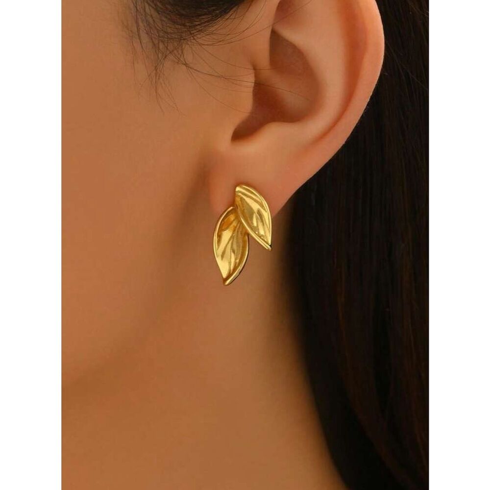 Gold Leaf Stud Earrings Q1032